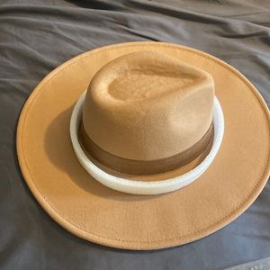 Cute light brown hat!🤠